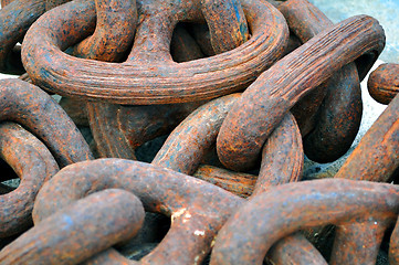 Image showing Giant rusty chain
