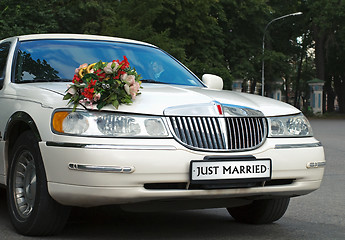 Image showing just married car