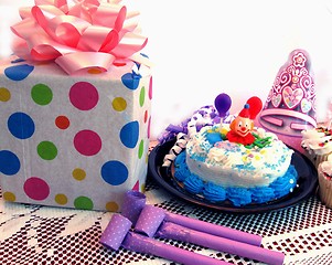 Image showing Birthday cake with party favors