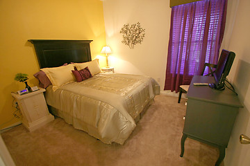 Image showing Queen Bedroom