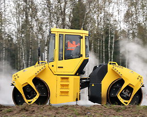 Image showing Yellow road roller