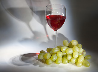 Image showing Goblet red wine, white grape