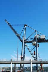 Image showing Heavy crane to move/load containers at Seaport