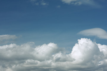 Image showing Bautiful Wispy Clouds Background