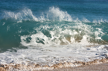 Image showing Dramatic Shorebreak Wave