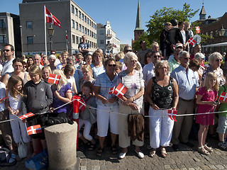 Image showing Crowd waiting for the queen.