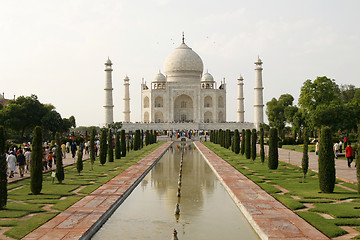 Image showing People visiting the most known religious site in India - the Taj