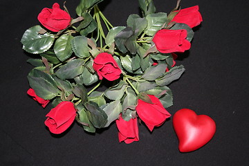 Image showing Red roses, red heart