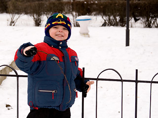 Image showing The little boy in the street in the winter