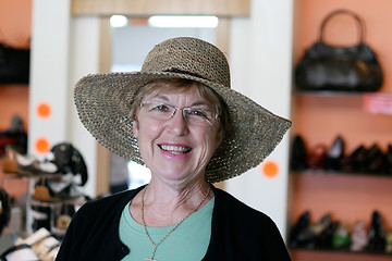 Image showing Woman shopping at the mall.