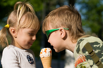 Image showing Children eat icecream