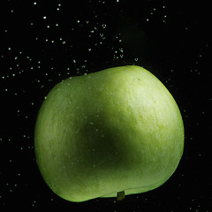 Image showing Green apple in water