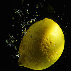 Image showing Lemon in dark water