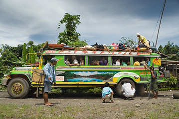 Image showing Filipino mountain jeepney breakdown