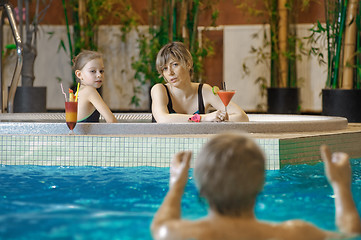Image showing Family in swimming-pool