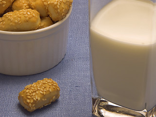 Image showing Glass of milk and crackers