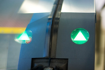 Image showing green arrow sign on escalator
