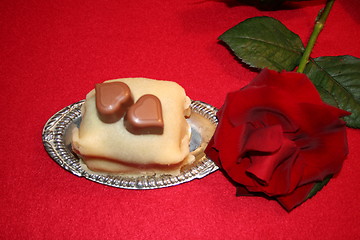 Image showing Valentin-cake and red rose
