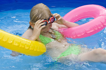 Image showing Children in paddling pool