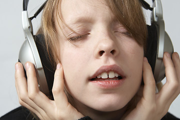 Image showing Listen to music