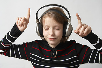 Image showing Listen to music