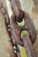 Image showing Large rusted chain