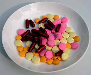 Image showing Plate With Pills