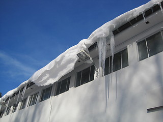 Image showing Ice hanging from roof