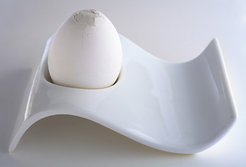 Image showing White egg in eggcup with cracked top