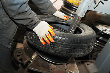 Image showing taking off tyre from car wheel disc