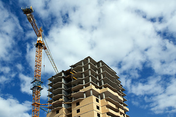 Image showing Crane and building
