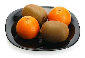 Image showing Kiwi and mandarin on a black plate