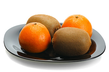 Image showing Kiwi and mandarin on a black plate