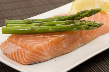 Image showing salmon and asparagus