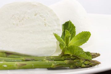 Image showing Mozzarella and asparagus