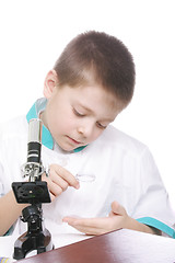 Image showing Kid using magnifying glass