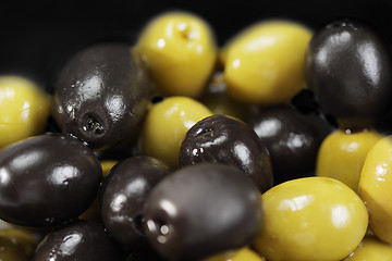 Image showing Black and green olives in a bulk