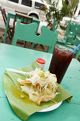 Image showing plate of vigoron and fresh hibiscus juice granada nicaragua