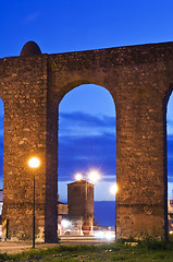 Image showing Evora aqueduct by night