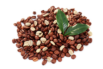 Image showing green and brown coffee beans