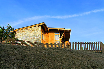 Image showing Bungalow and fence