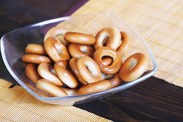 Image showing Ring shaped crackers in bowl