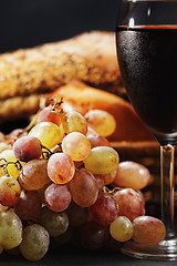 Image showing Wine and bunch of grapes