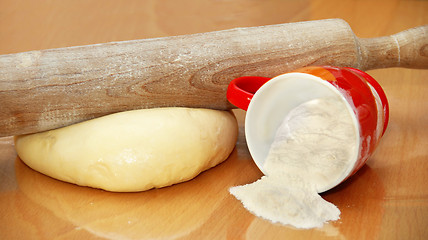 Image showing Rolling pin over dough