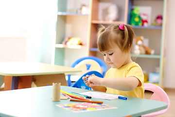 Image showing Little girl draw with color markers