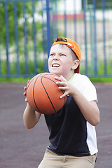 Image showing Boy going to throw ball