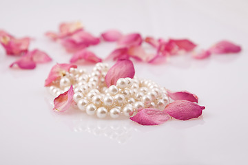 Image showing pearl beads and red roses petals