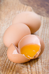 Image showing whole and broken brown eggs