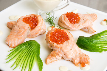 Image showing Fried salmon filet with red caviar