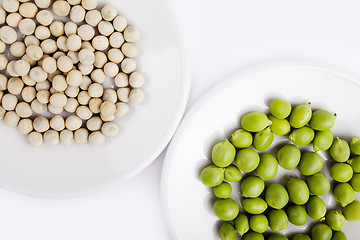 Image showing Fresh and dried green peas on plate